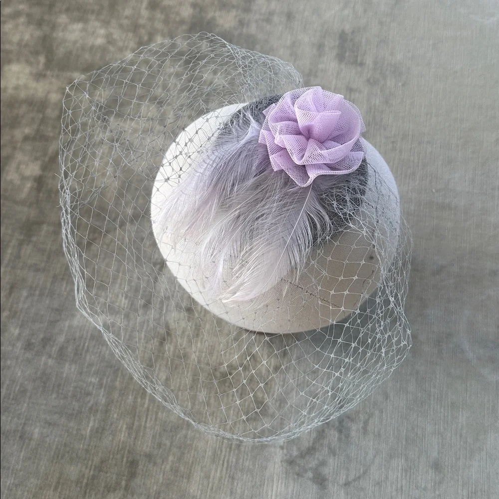 Fascinator Net Veil Flower Feathers embellished Lightest grey and Lilac Vintage - Picture 3 of 8